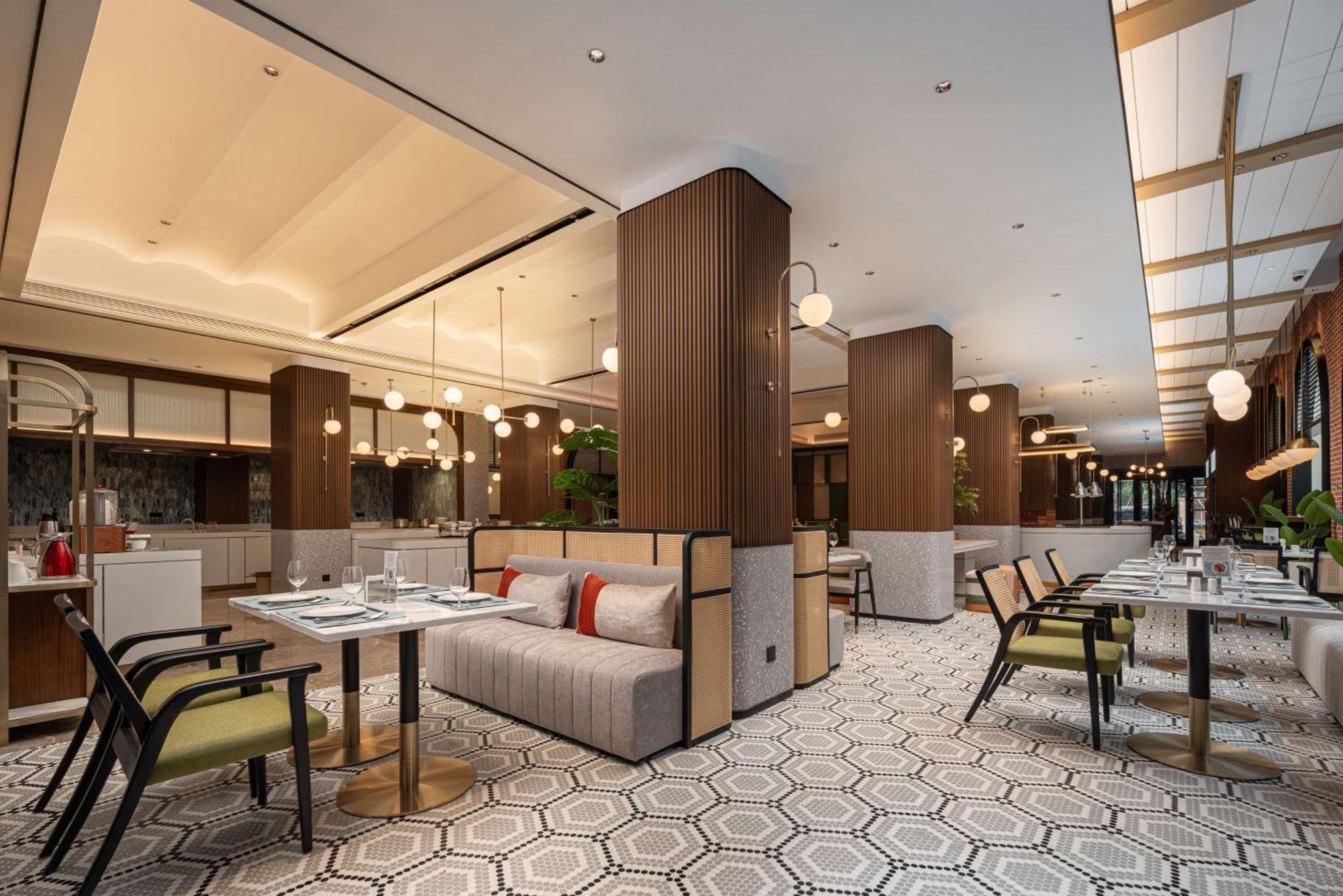 Hilton Garden Caoyang Hotel